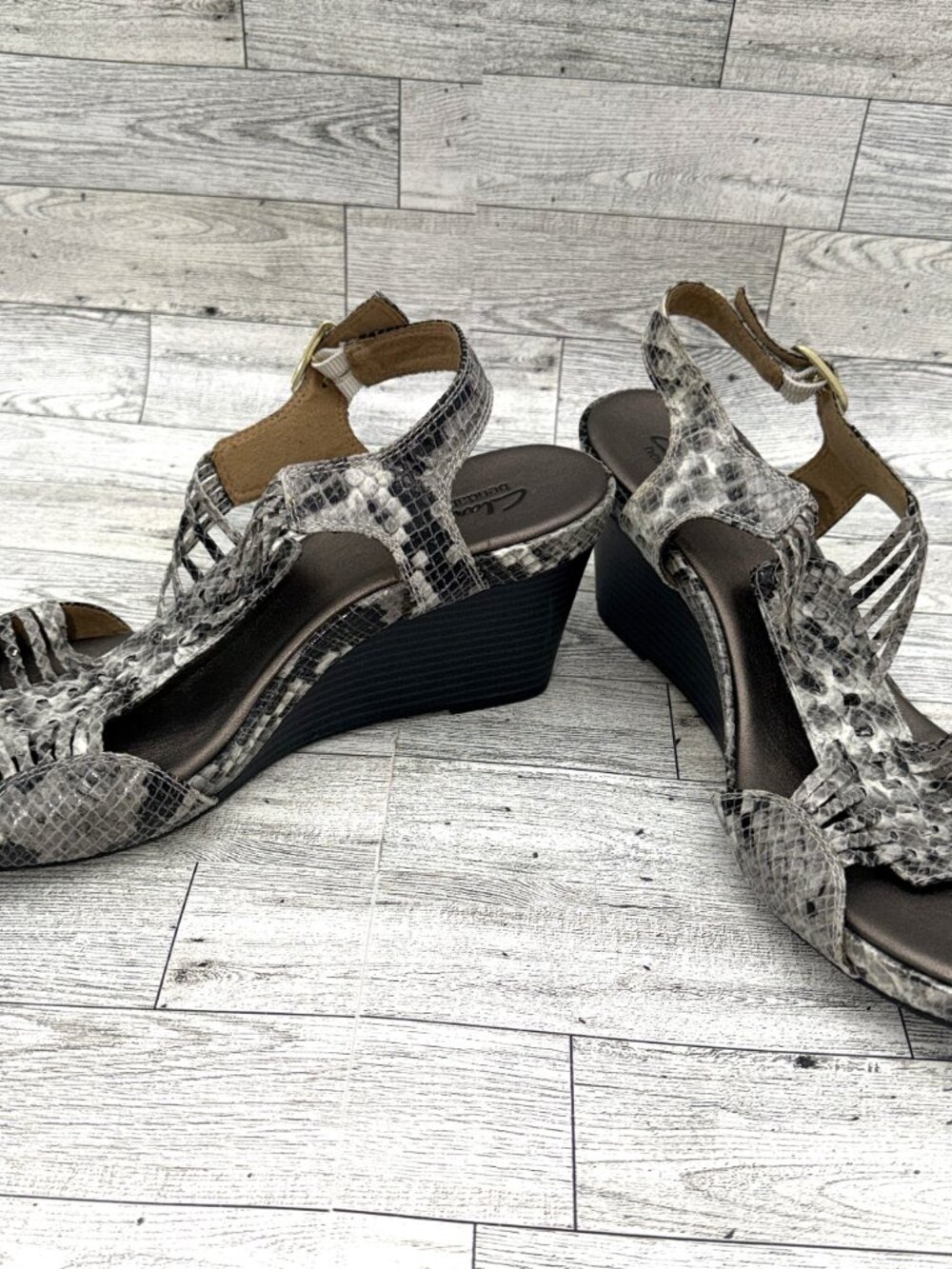 Women's Clarks Bendables Open Toe Wedge Heel Faux Sake Skin Print Sandal Sz 10M